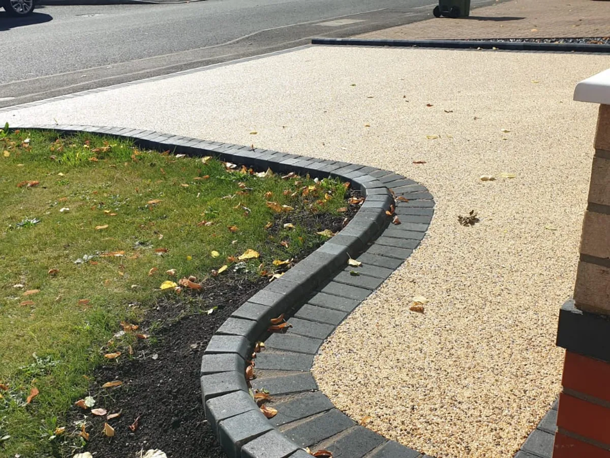 C 09 golden resin path with curved block edging