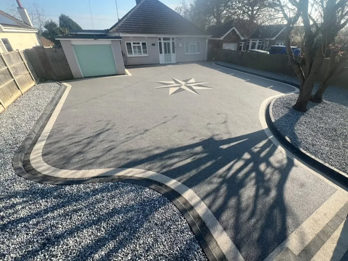 C 05 grey resin driveway with star inlay and curved border
